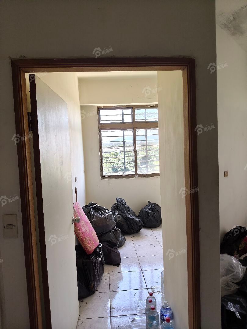 門口就是快速路進口的高榮路住宅